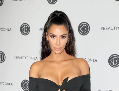 Η Κιμ Καρντάσιαν με μαγιό του 1996 «ρίχνει» το Instagram (φωτό)